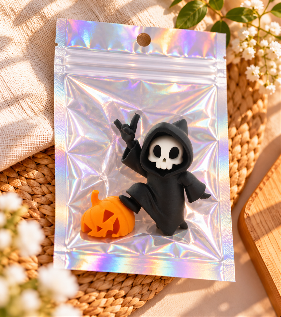 Niedliche Totenkopf Figur mit Kürbis – Halloween Deko
