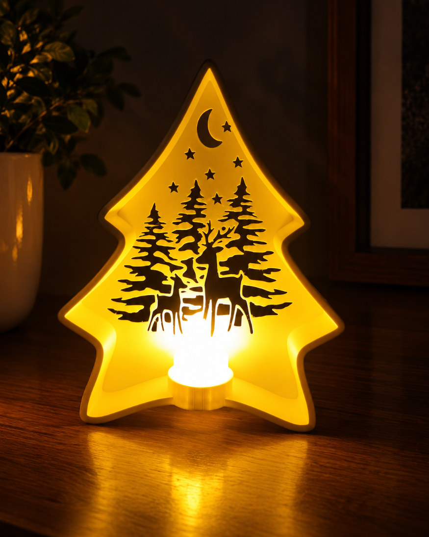 Dekorativer Baum mit Waldmotiv & Hirschen